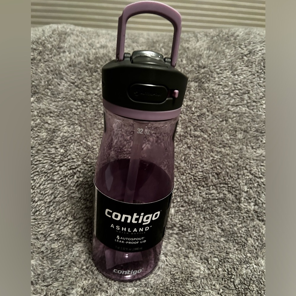 NWT Contigo purple 32 floz water bottle